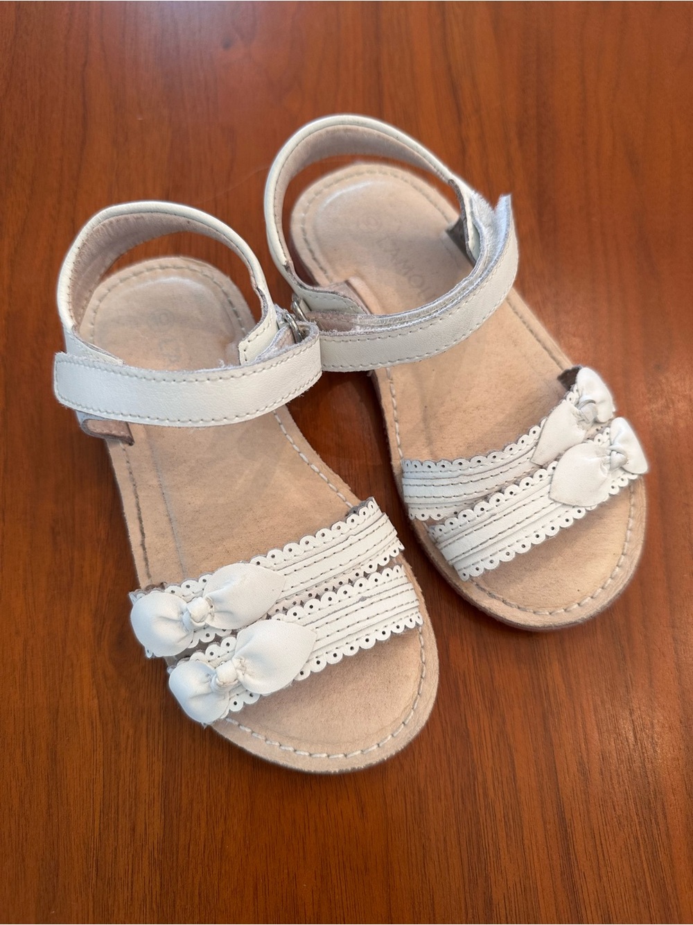 L’Amour Girls Leather White Floral Strap Sandals size 10